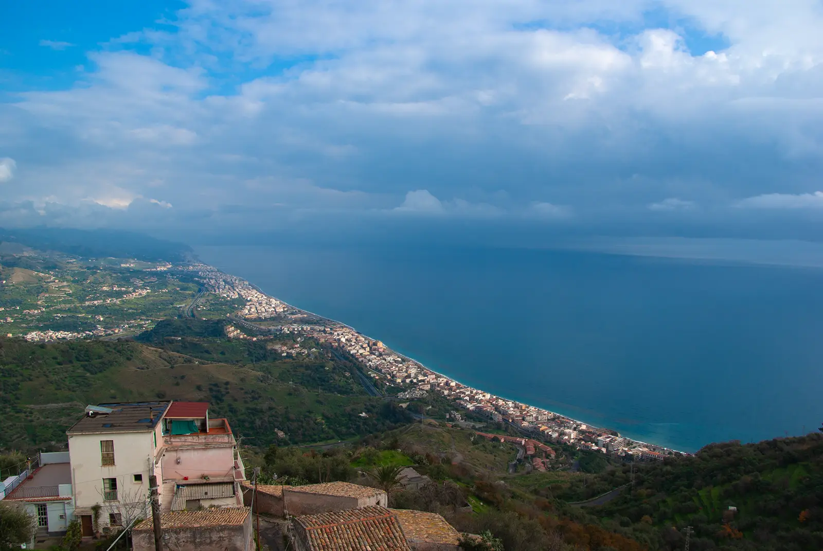 シチリア島から地中海を見下ろした風景