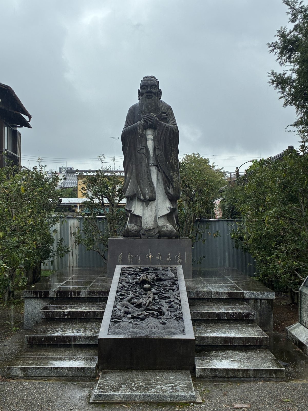 史跡足利学校の入口近くに立つ孔子像。曇り空