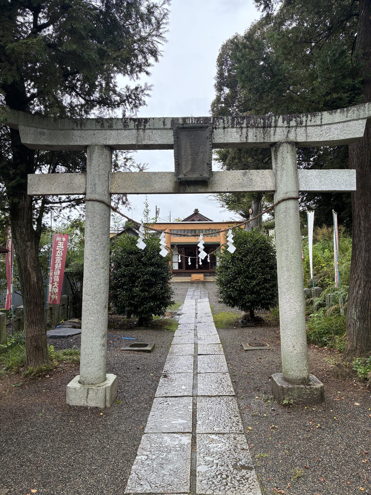 足利学校稲荷社の石の鳥居と社殿