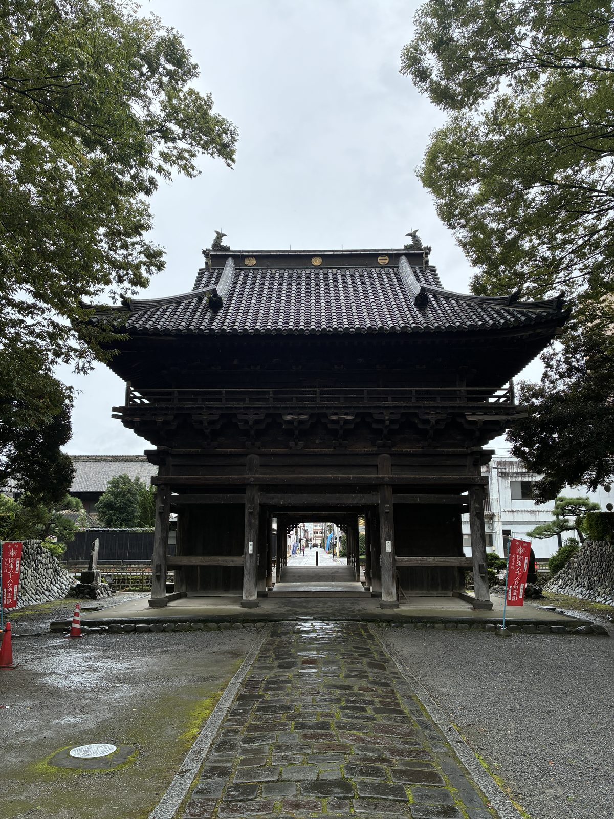 鑁阿寺の楼門。門の向こうに屋根付きの太鼓橋