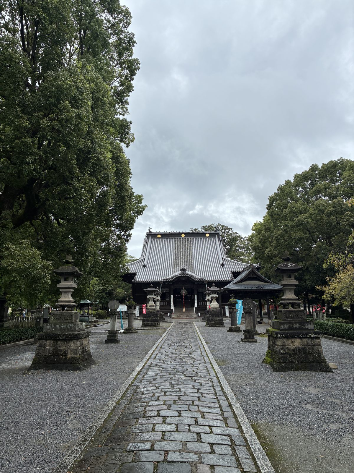 鑁阿寺の石畳の参道と本堂