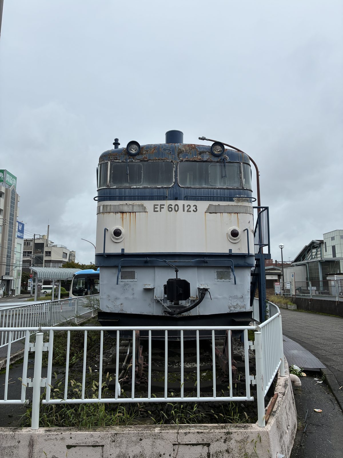 JR足利駅前に保存されている電気機関車EF60 123の正面