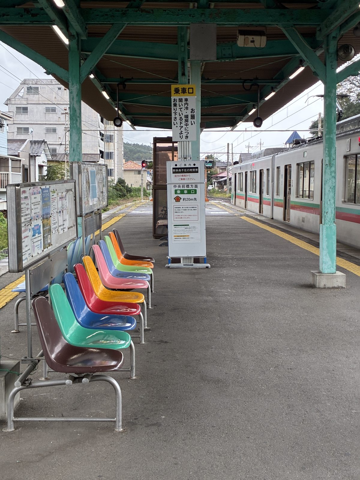 西桐生駅のホーム。色違いのベンチが並ぶ