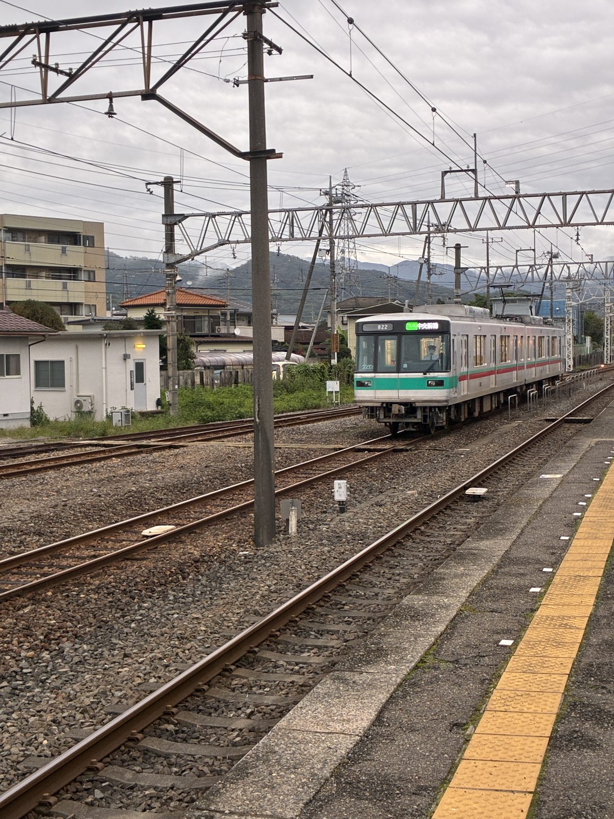 赤城駅に入ってくる上毛電鉄 800 型（元東京メトロ日比谷線 03 系）