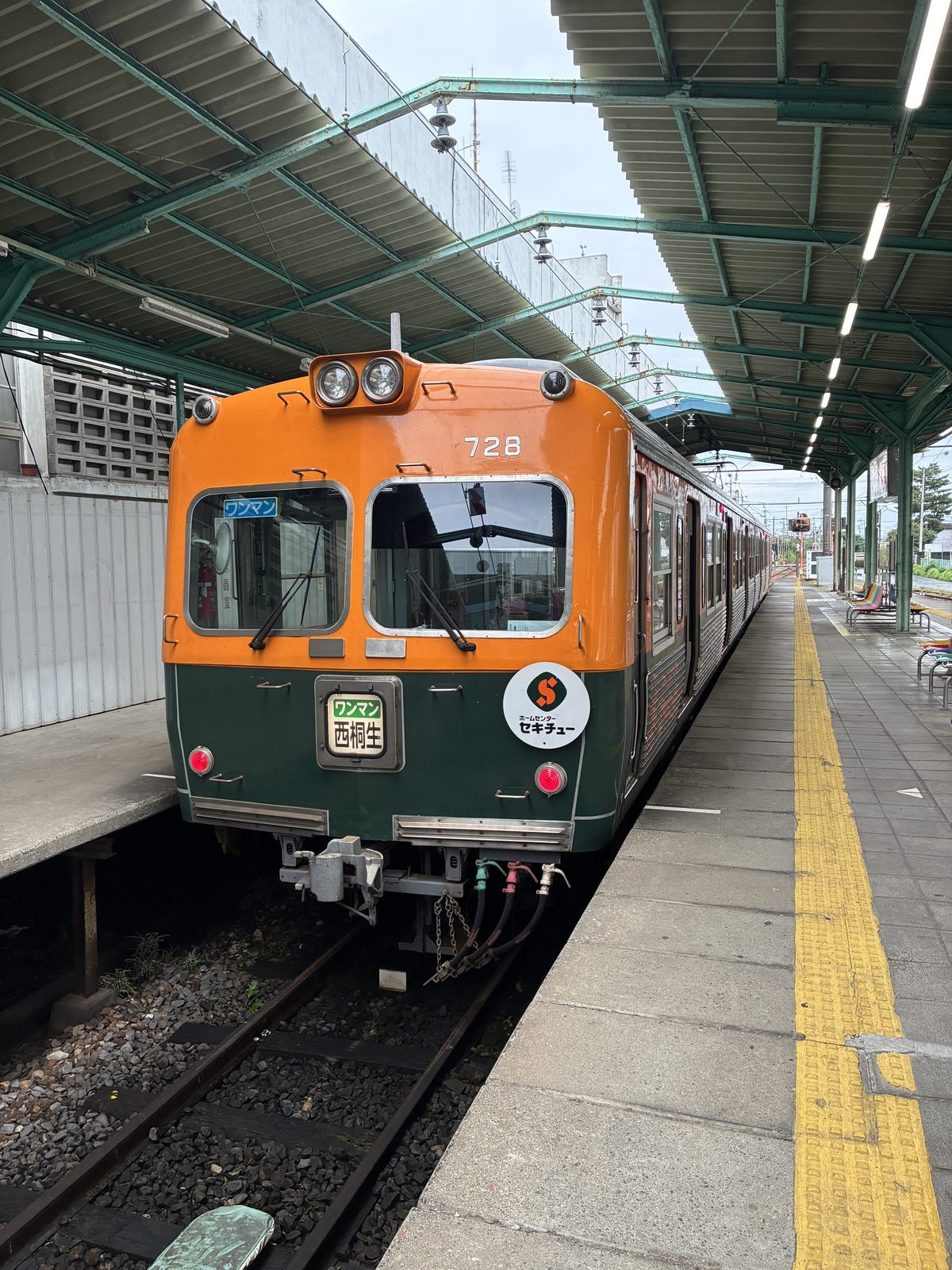 中央前橋駅のホームに停まる上毛電鉄 700 型 728