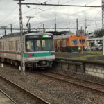 赤城駅で並ぶ上毛電鉄の新しい 800 型と、古い 700 型