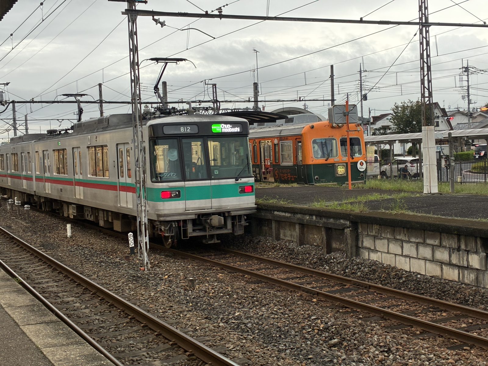 赤城駅で並ぶ上毛電鉄の新しい 800 型と、古い 700 型
